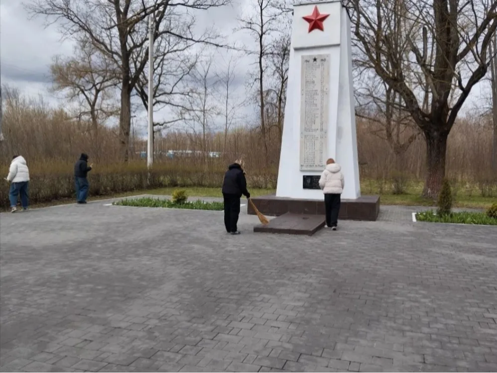 Уборка территории обелиска Братской могилы жителей поселка Ленинский.#НавигаторыДетства71#Росдетцентр#ДвижениеПервых #ОкнаПобеды#ЭхоПобеды#оВеликойПобедеНД#ВыборТулы.