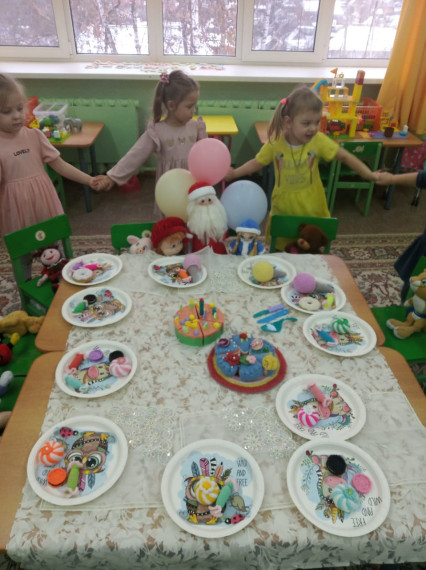 18 ноября в детском саду во всех группах поздравляли Дедушку Мороза с днем рождения..