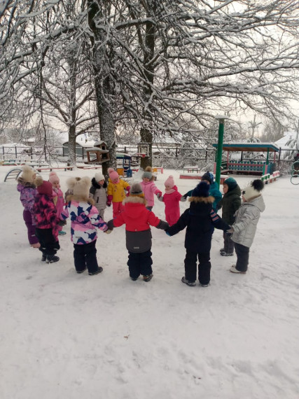 Первый снегопад! На прогулке весь детский сад! Группа &quot;Радуга&quot;. Группа &quot;Мечтатели&quot;..
